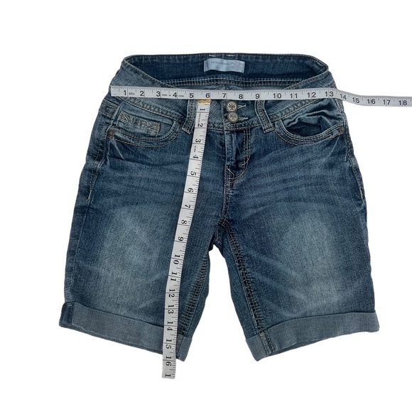 No Boundaries Cuffed Hem Jean Shorts Size 3 Women’s - Picture 4 of 4